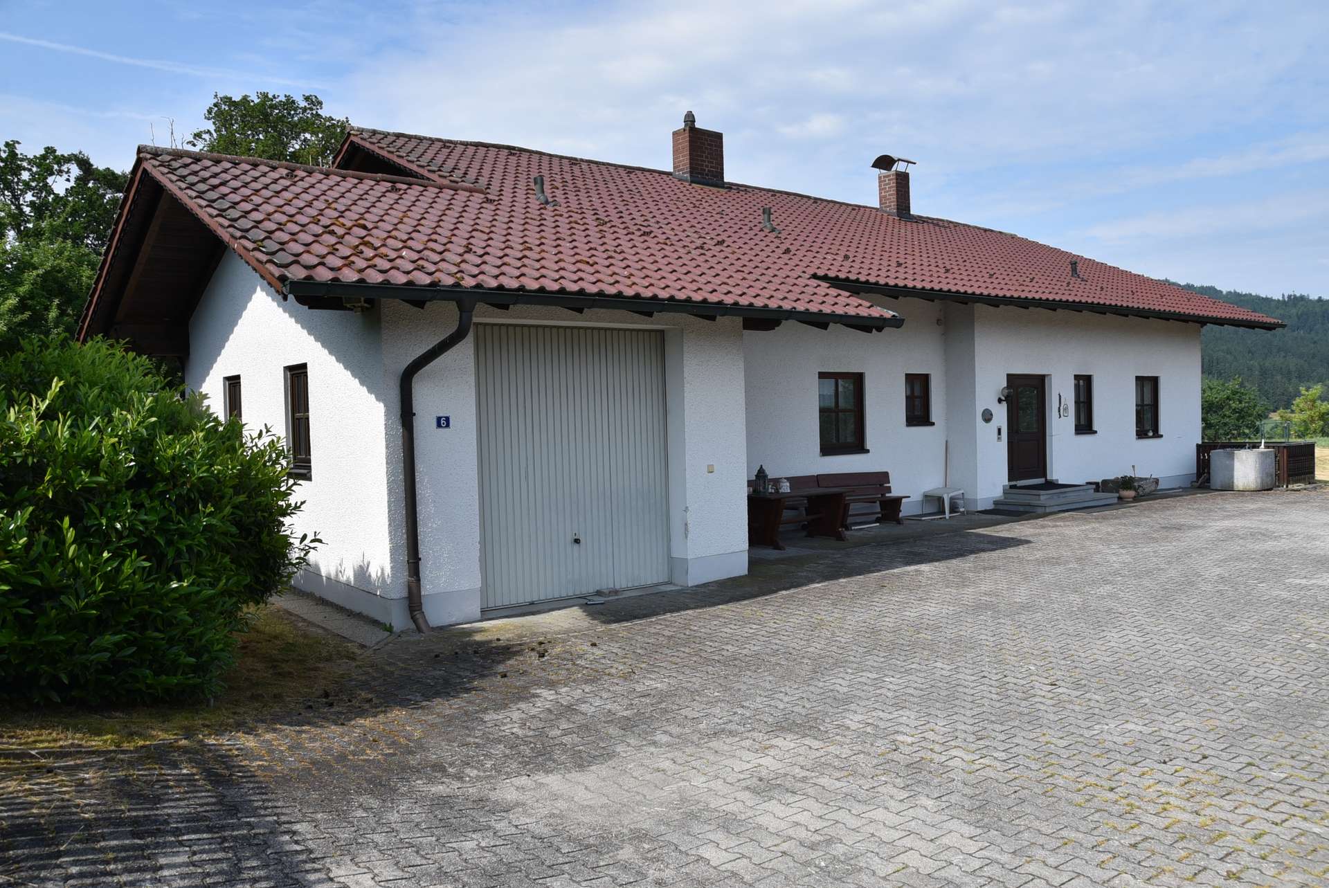 Wohnhaus mit Garage