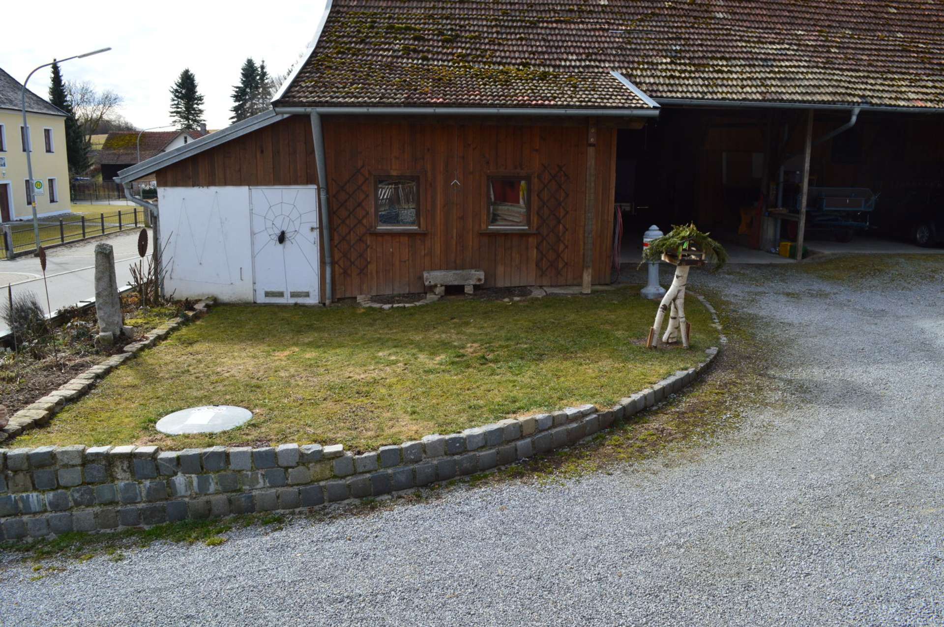 Nebengebäude mit Radl Garage