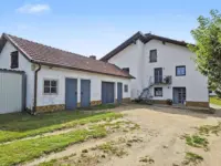 Außenansicht mit Nebengebäude