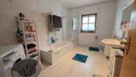 Badezimmer - Besondere 5-Zimmer-Küche-Bad-Etagenwohnung mit Gartenanteil in Eging am See