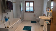 Badezimmer - Besondere 5-Zimmer-Küche-Bad-Etagenwohnung mit Gartenanteil in Eging am See