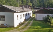 Sanierungsbedürftiges Einfamilienhaus in ruhiger Lage am Waldesrand - Zufahrt Haus
