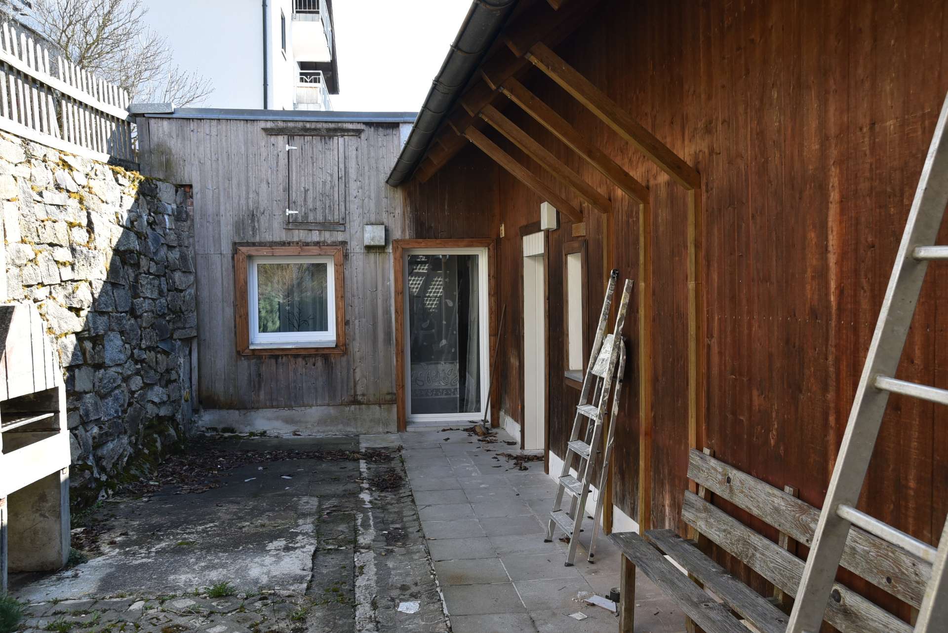 Terrasse hinter dem Haus