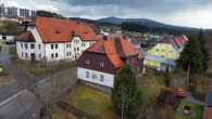 Luftaufnahme - Ideales Anlageobjekt: 4 solide Wohneinheiten plus Ausbaureserve in Erholungsregion