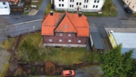Luftaufnahme - Ideales Anlageobjekt: 4 solide Wohneinheiten plus Ausbaureserve in Erholungsregion