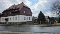 Außenansicht mit Garten - Ideales Anlageobjekt: 4 solide Wohneinheiten plus Ausbaureserve in Erholungsregion
