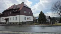 Außenansicht mit Garten