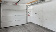 Garage - Traumhaftes Familienhaus mit Pool und großem Garten – Willkommen zu Hause