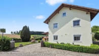 Außenansicht Einfahrt - Traumhaftes Familienhaus mit Pool und großem Garten – Willkommen zu Hause