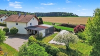 Luftaufnahme - Traumhaftes Familienhaus mit Pool und großem Garten – Willkommen zu Hause