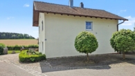 Außenansicht Straße - Traumhaftes Familienhaus mit Pool und großem Garten – Willkommen zu Hause