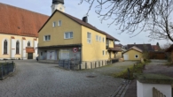 Außenbereich mit Eingangsbe... - Attraktives Mehrfamilienhaus mit Gewerbeeinheit und viel Potenzial im idyllischen Tettenweis