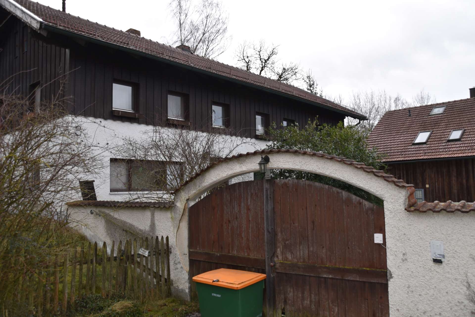 Hoftor und Bauernhaus