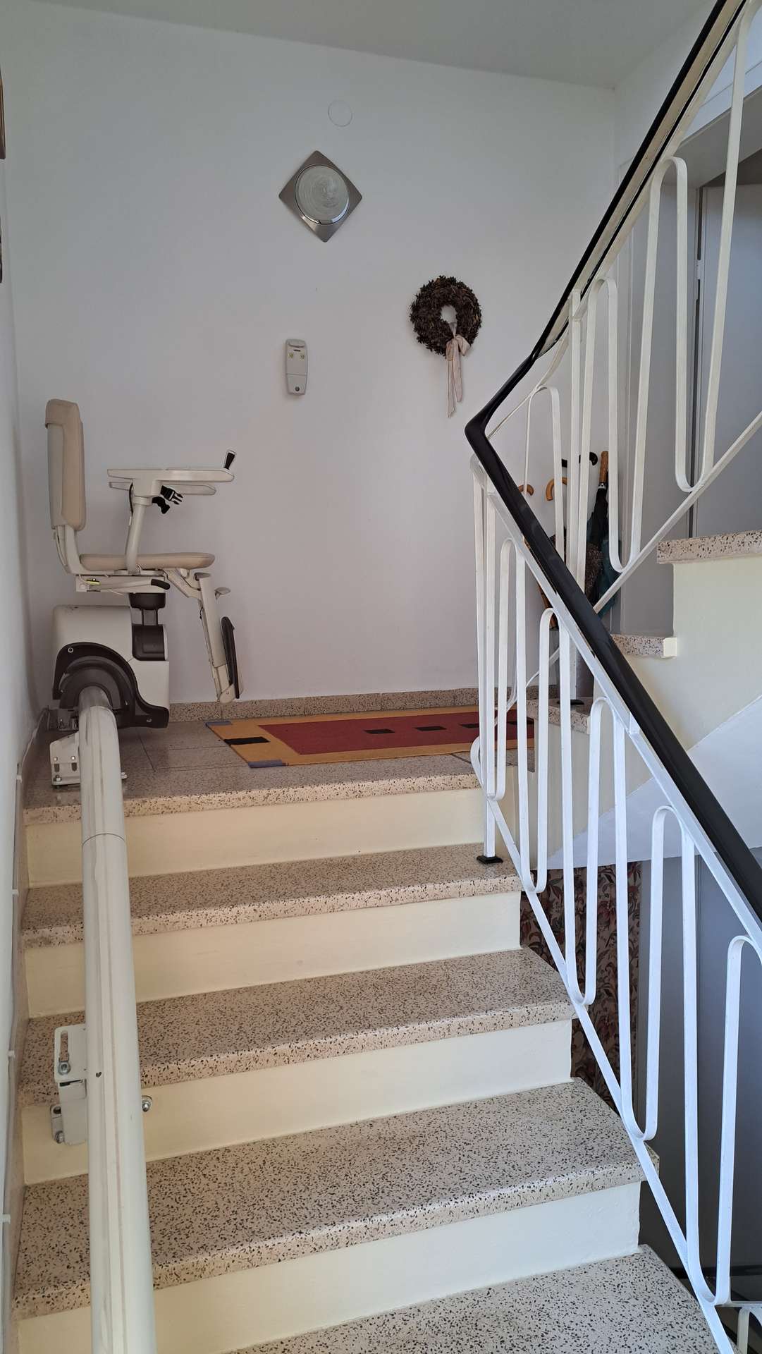 Treppenaufgang mit Lift