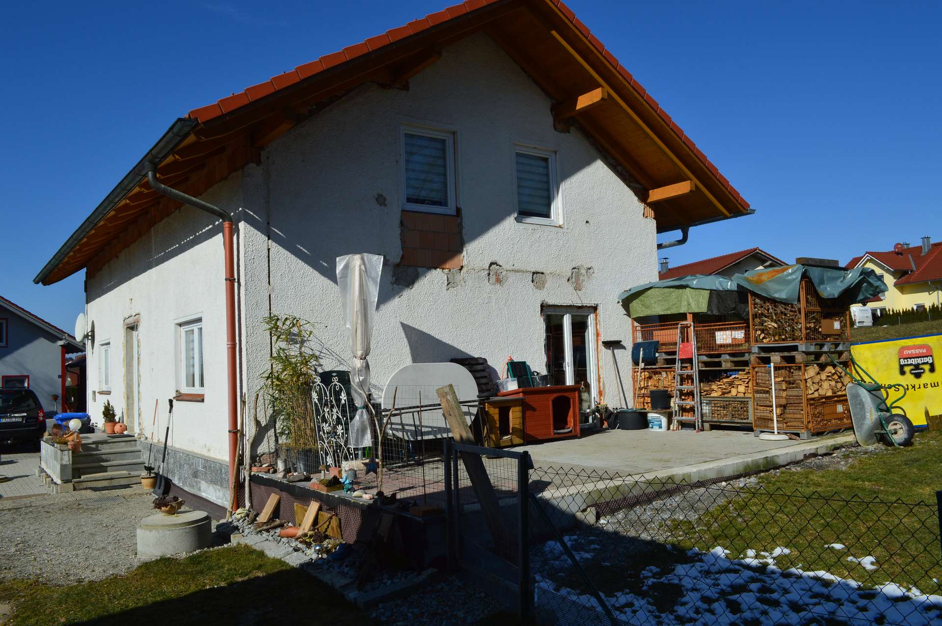 Hausansicht mit Terrasse