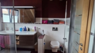 Badezimmer OG - Bezauberndes Niedrigenergie-Holzhaus mit Pool