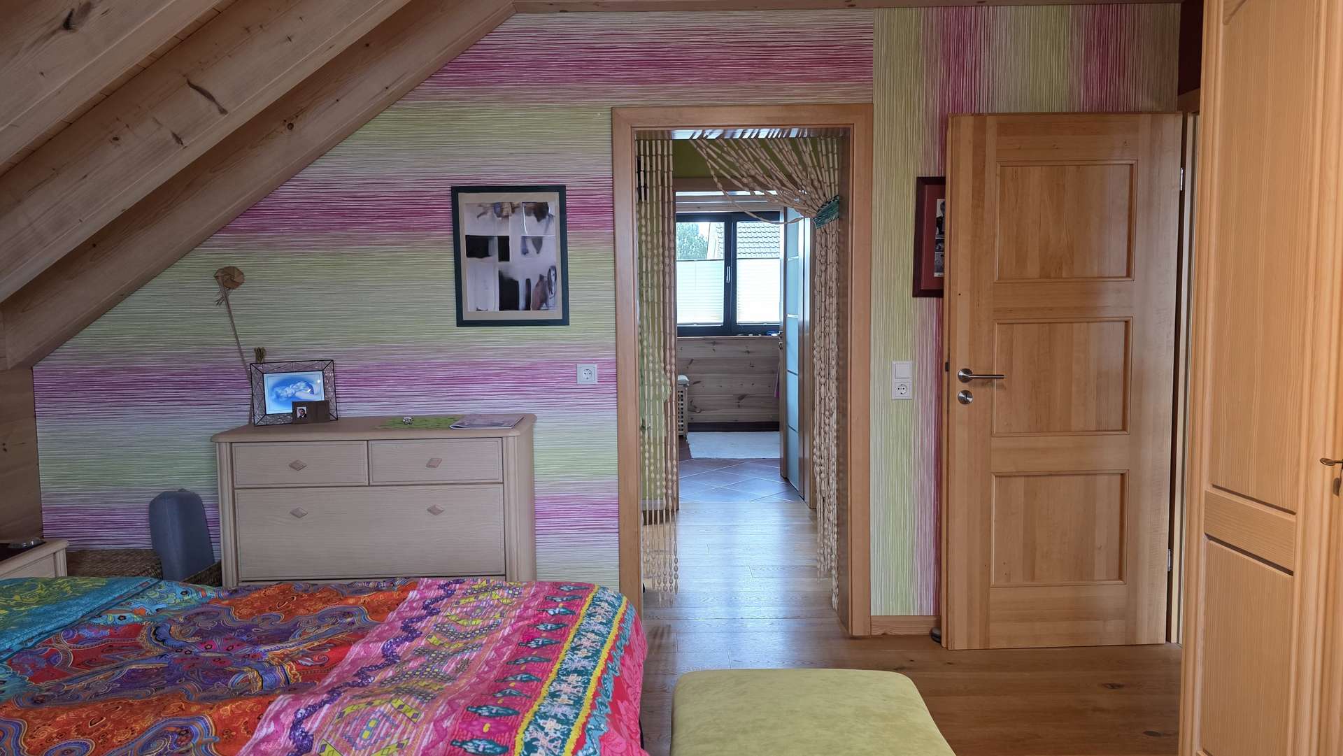 Schlafzimmer OG Blick durch Ankleide ins Bad