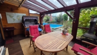 Wintergarten Blick zum Pool - Bezauberndes Niedrigenergie-Holzhaus mit Pool