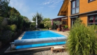 Außenansicht + Pool - Bezauberndes Niedrigenergie-Holzhaus mit Pool