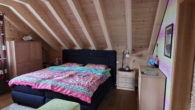 Schlafzimmer OG - Bezauberndes Niedrigenergie-Holzhaus mit Pool