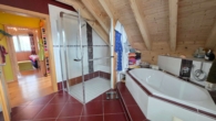 Badezimmer OG - Bezauberndes Niedrigenergie-Holzhaus mit Pool