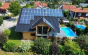 Luftaufnahme - Bezauberndes Niedrigenergie-Holzhaus mit Pool