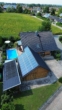 Luftaufnahme - Bezauberndes Niedrigenergie-Holzhaus mit Pool