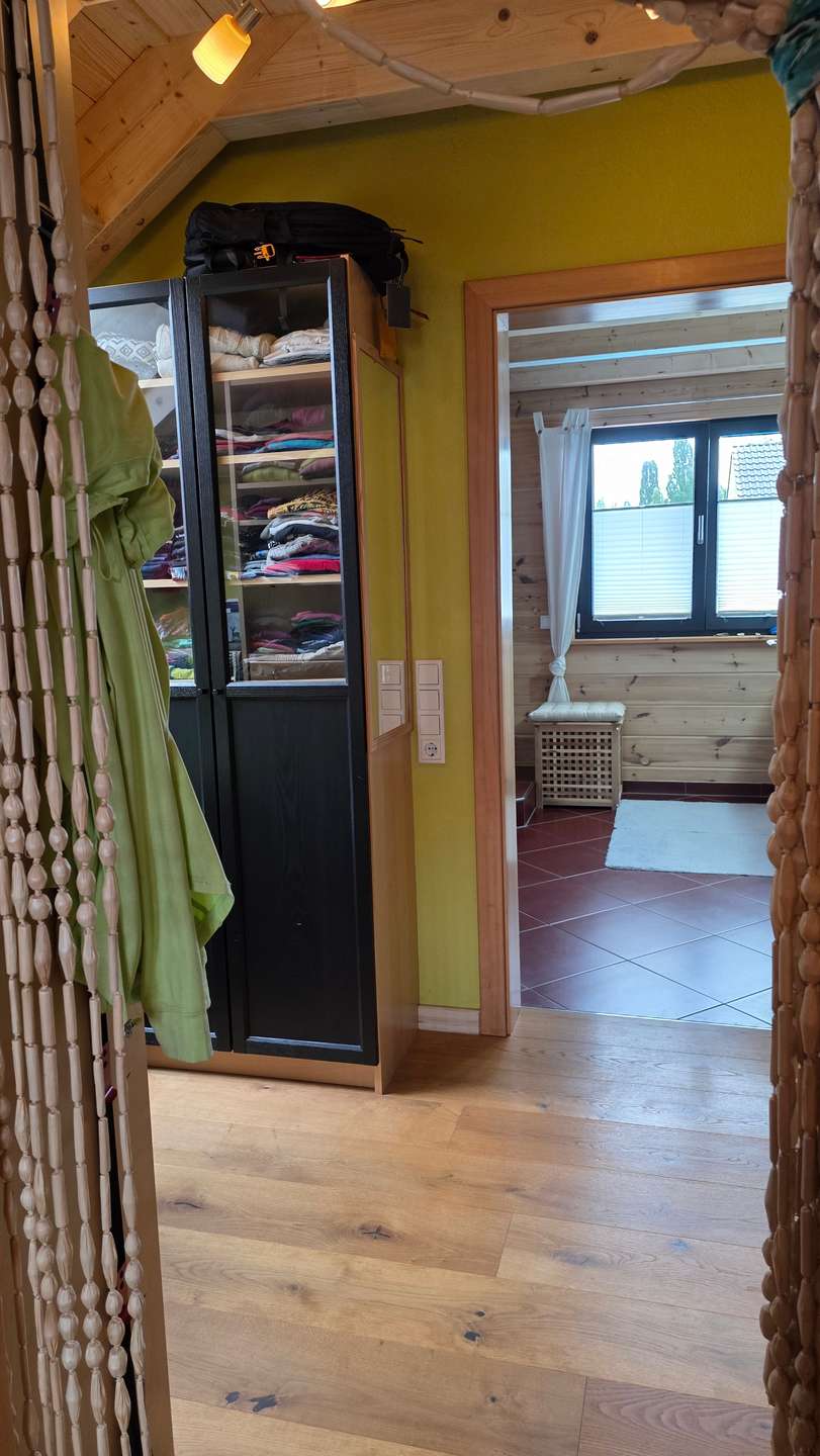 Ankleide OG Blick ins Badezimmer