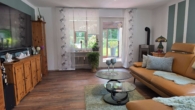 Wohnzimmer EG - Charmantes Zweifamilienhaus mit großzügigem Garten