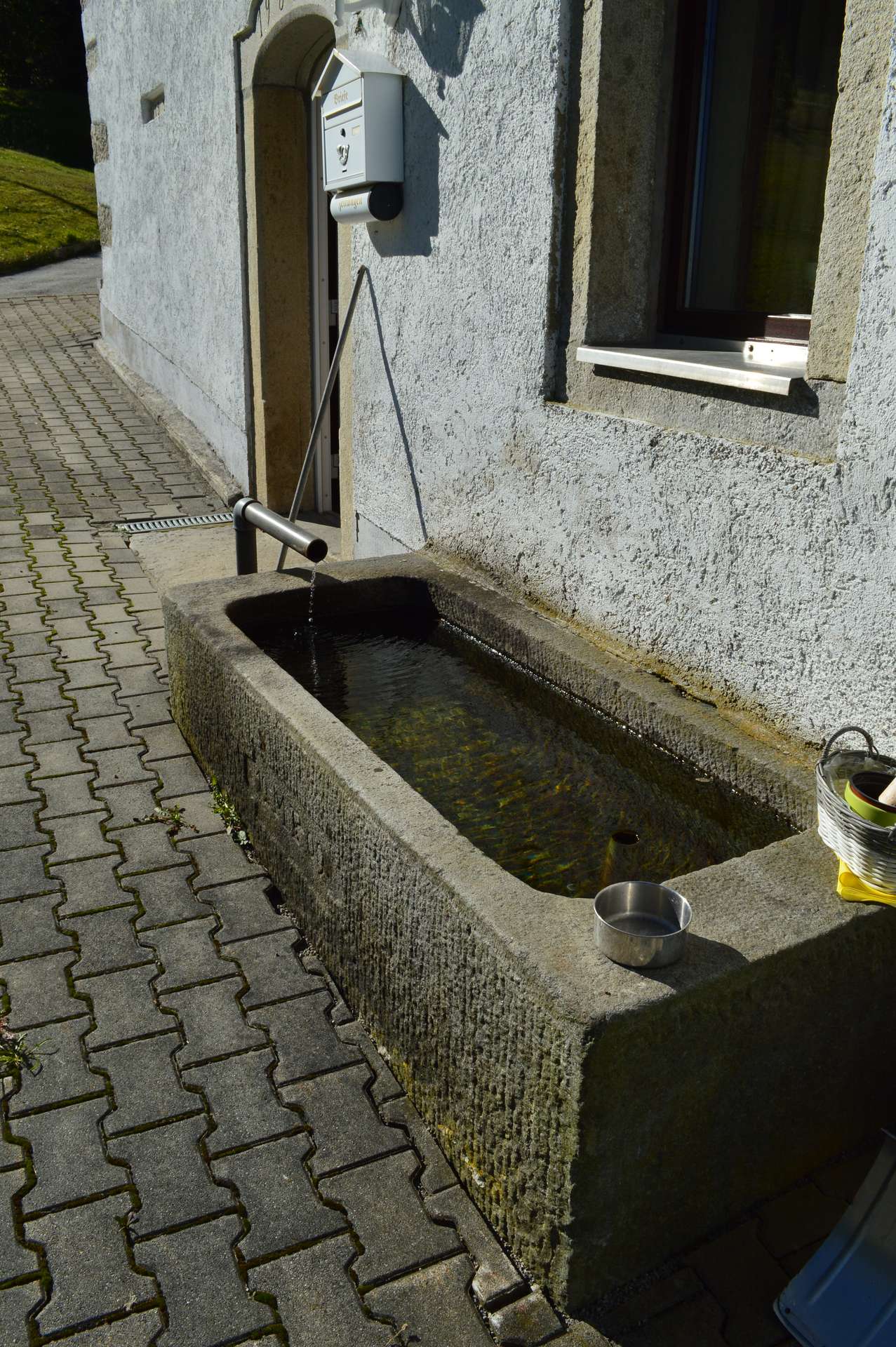 Trog und Quellwasser