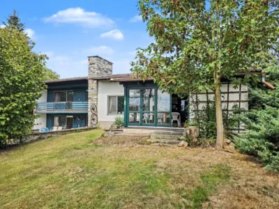 Großes Familienglück im Grünen: Splitlevel-Haus mit Einliegerwohnung & Traumnatur, 94060 Pocking, Einfamilienhaus
