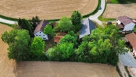 Luftaufnahme - Idyllisches Bauernanwesen zum Gestalten – Eingewachsenes Refugium mit top Aussicht in Niederbayern