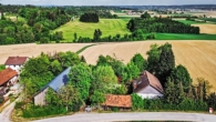 Luftaufnahme - Idyllisches Bauernanwesen zum Gestalten – Eingewachsenes Refugium mit top Aussicht in Niederbayern