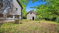 Außenansicht Wohnhaus mit Scheune - Idyllisches Bauernanwesen zum Gestalten – Eingewachsenes Refugium mit top Aussicht in Niederbayern