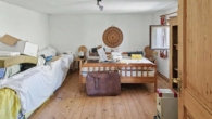 Schlafzimmer 5 OG - Idyllisches Bauernanwesen zum Gestalten – Eingewachsenes Refugium mit top Aussicht in Niederbayern