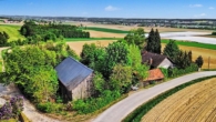 Luftaufnahme - Idyllisches Bauernanwesen zum Gestalten – Eingewachsenes Refugium mit top Aussicht in Niederbayern