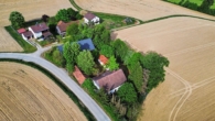 Luftaufnahme - Idyllisches Bauernanwesen zum Gestalten – Eingewachsenes Refugium mit top Aussicht in Niederbayern