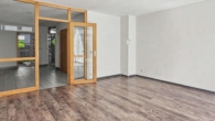 Wohnzimmer mit Kaminanschluss - Familienglück in sonnigen Räumen – Gepflegtes Reihenmittelhaus mit Wintergarten und Garten