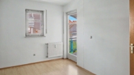 Zimmer 2 1. OG mit Balkon 2 - Familienglück in sonnigen Räumen – Gepflegtes Reihenmittelhaus mit Wintergarten und Garten