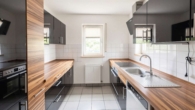Küche mit Einbauküche - (KI generiert) - Familienglück in sonnigen Räumen – Gepflegtes Reihenmittelhaus mit Wintergarten und Garten
