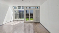 Wohnzimmer mit Wintergarten - Familienglück in sonnigen Räumen – Gepflegtes Reihenmittelhaus mit Wintergarten und Garten