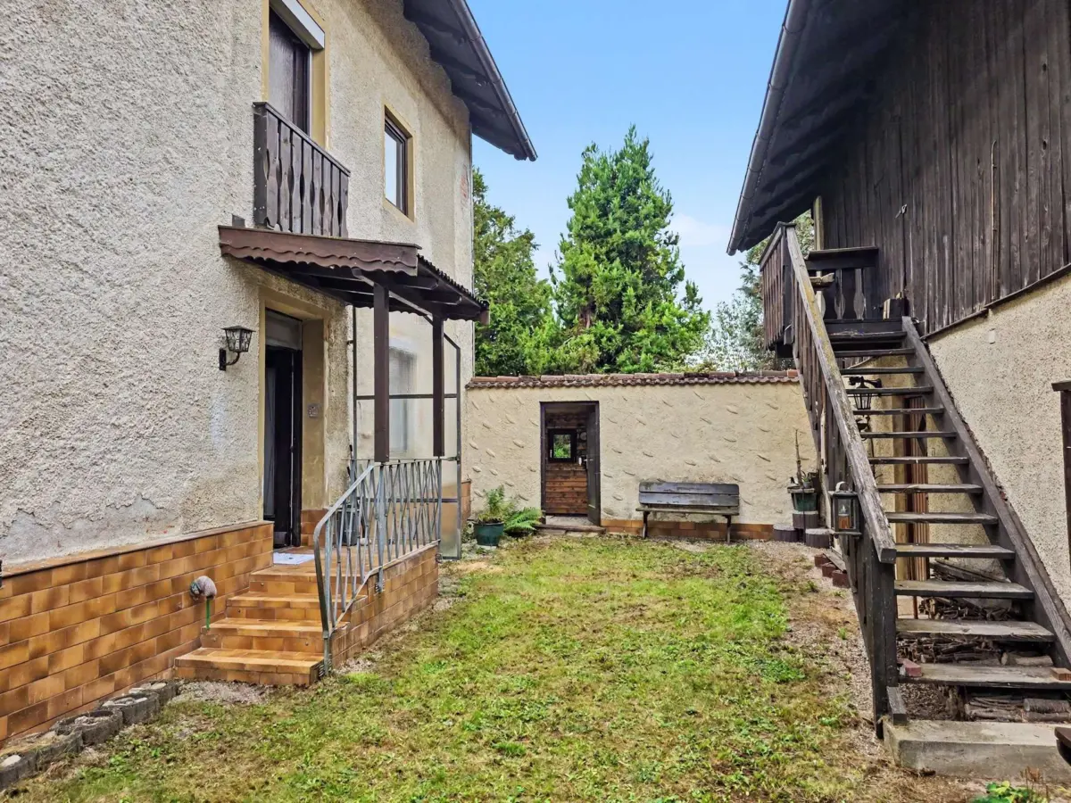 Hof mit Durchgang zum Gartenhaus und Aufgang in die Scheune