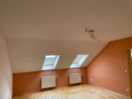 Helle 2 Zimmer Mansardenwohnung in guter Lage von Vilshofen - Wohnzimmer