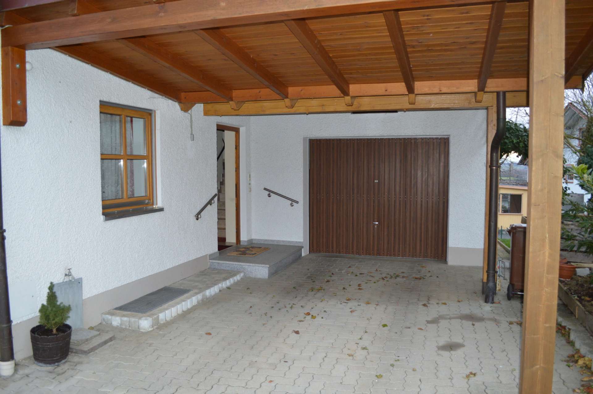 Garage mit Vordach