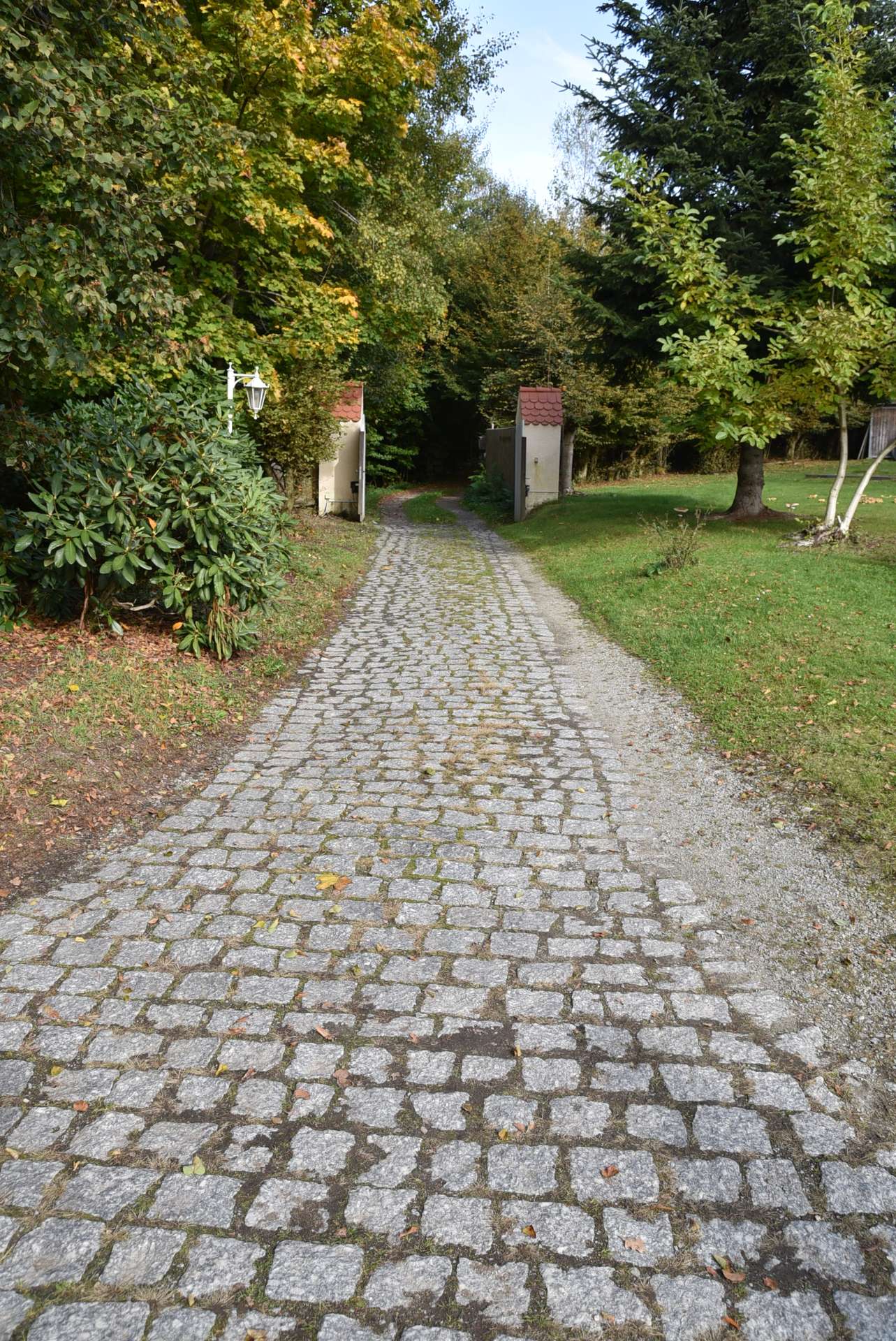 Zufahrt mit Tor