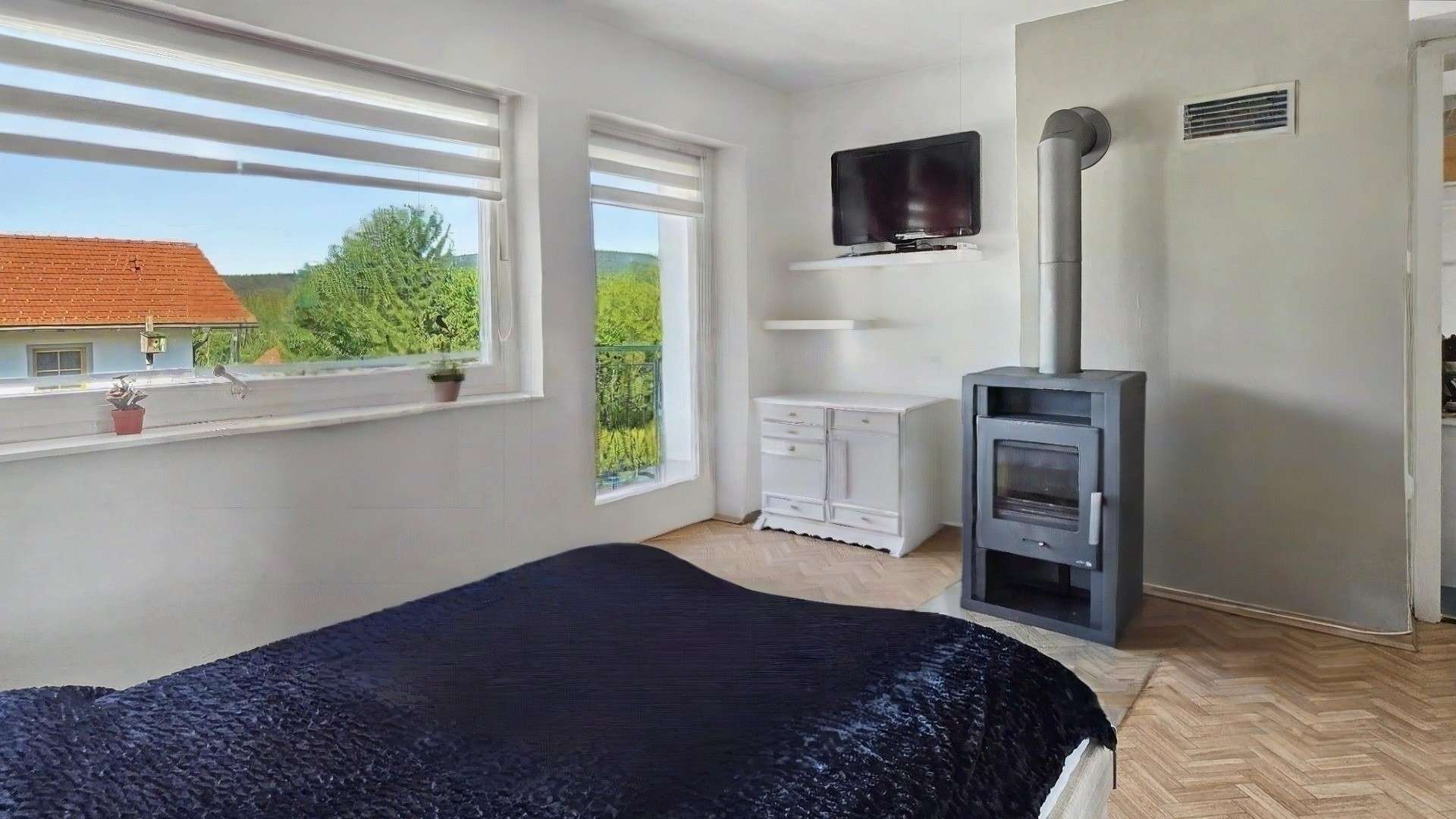 2. Schlafzimmer OG mit Zugang Balkon