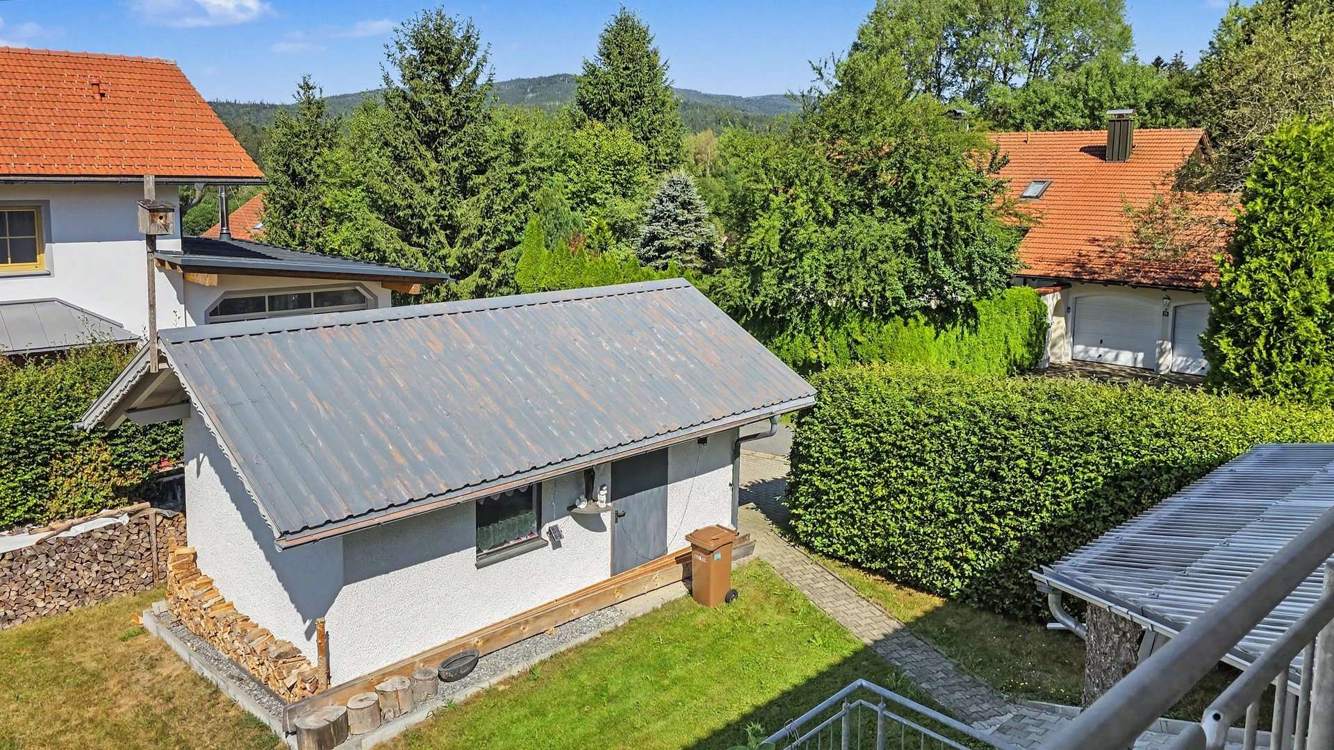 Aussicht Balkon OG auf Nebengebäude