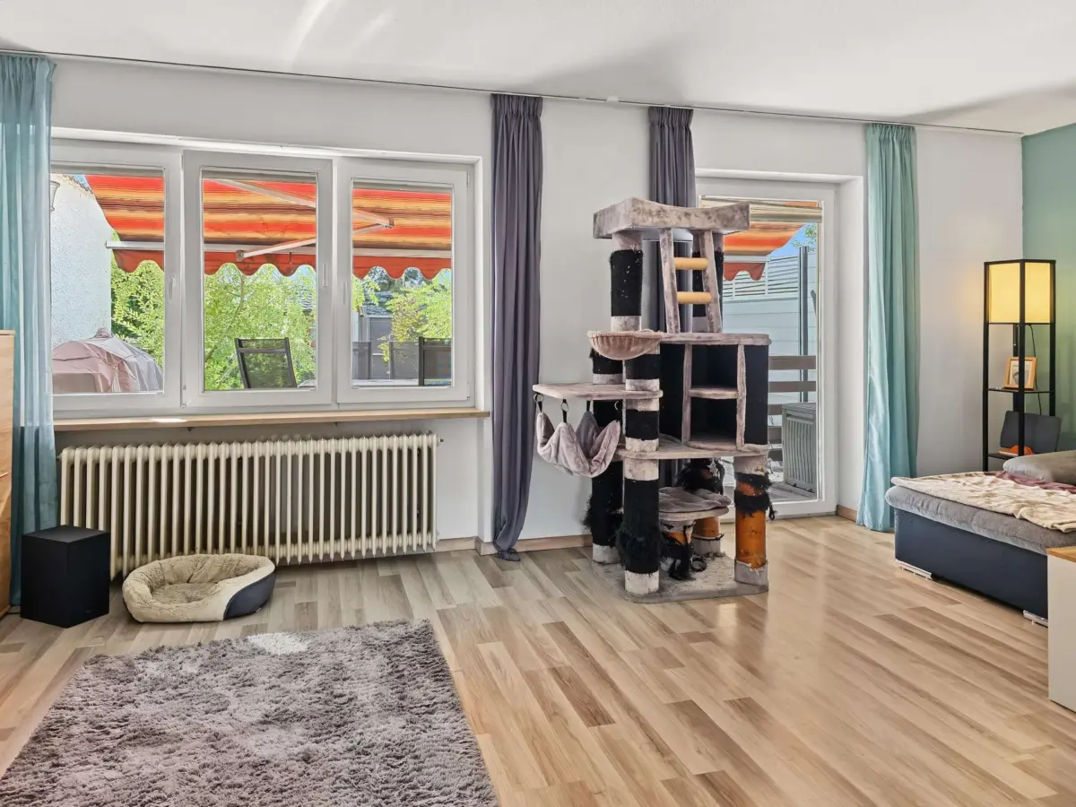 Wohnzimmer mit Zugang Terrasse