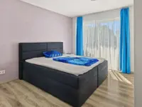 Schlafzimmer mit Zugang Balkon OG