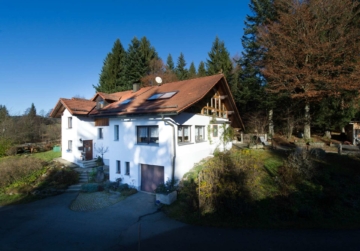 VERKAUFT!!! Gepflegtes Wohnhaus in fast Alleinlage, in einer Waldlichtung, ohne Durchgangsverkehr !, 94110 Wegscheid, Mehrfamilienhaus